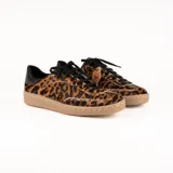 Championes de estilo urbano con diseño combinado en cuero negro y paneles laterales con estampado animal print tipo leopardo. Presenta detalle en color dorado en el talón, cierre con cordones negros y suela de goma en tono natural.