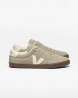 Championes Veja modelo Panenka, confeccionados en gamuza color beige con detalles en blanco y suela de goma color marrón.