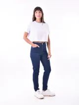 Pantalón jean skinny color azul claro.