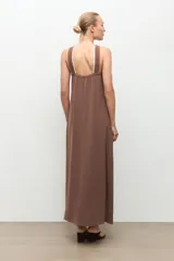 Maxi vestido de corte recto y largo, color chocolate, con escote halter cruzado con ribete blanco.
