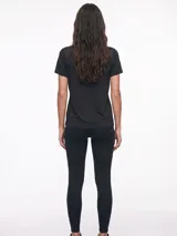 Calza deportiva negra con inserciones de tela de red en las pantorrillas y tiro alto.