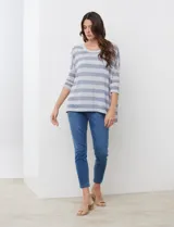 Buzo de tejido calado con diseño de rayas horizontales en tonos gris y blanco, cuello redondo y mangas tres cuartos. Incluye musculosa interna básica a tono.