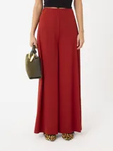 Pantalón palazzo color ladrillo, de pierna ancha y pretina elastizada.