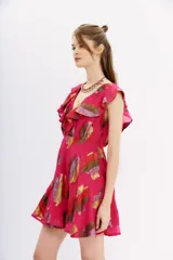 Vestido corto de viscosa con tejido jacquard en lurex multicolor. Presenta escote en V tanto en el frente como en la espalda, decorado con volados en los hombros y una falda con vuelo.