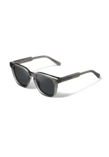 Lentes de sol con armazón de acetato biodegradable en color ámbar translúcido y diseño cuadrado ligeramente extragrande. Cuentan con lentes oscuros con protección UV 400.