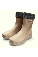 Botas de lluvia de caña media en color beige, con suela plana texturizada y detalle de forro superior desmontable en tejido negro con brillos. Cuenta con una pequeña aplicación metálica lateral con la palabra "Sport".