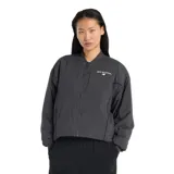 Campera bomber New Balance color gris oscuro con cierre frontal, cuello redondo y logo de la marca estampado en blanco en el pecho.