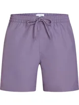 Short de baño Calvin Klein color lila, de largo medio, con cintura elástica ajustable con cordón, bolsillos laterales y traseros, forro de malla y logo de la marca en los laterales.