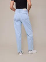Pantalón de jean celeste de corte recto, con bolsillos delanteros y traseros.