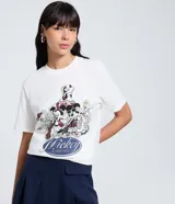 Short pollera de sastrería azul marino con pliegues delanteros y detalle de solapa con botón decorativo.