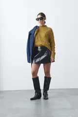 Minifalda de cuero sintético con corte en A y diseño minimalista.