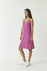 Vestido corto fucsia de algodón, con escote en V y tirantes finos.