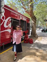 Camisa oversize a rayas rojas y blancas, bordada a mano con mostacillas negras.