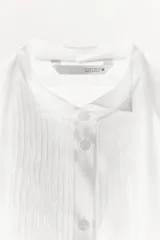 Camisa blanca de tejido semitransparente ZARA Woman Collection, con cuello redondo, manga corta y detalle de pañuelo integrado en el mismo tejido al cuello. Cierre frontal con botones.