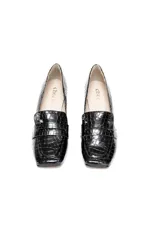 Mocasines negros de cuero con acabado texturizado tipo cocodrilo, punta cuadrada y taco alto bloque revestido.