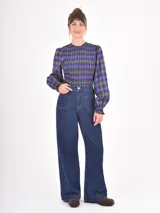 Jean de corte recto y tiro alto, color negro, con bolsillos frontales tipo parche.