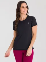 Remera deportiva de manga corta en color negro, con cuello redondo y ajuste cómodo. Presenta un pequeño logo bordado en el pecho y costuras reforzadas, diseñada con tejido técnico transpirable para mantener la frescura durante la actividad física.