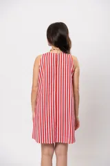 Vestido corto sin mangas de silueta acampanada, con cuello cerrado y diseño de rayas verticales rojas y blancas.