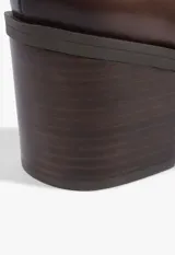 Zapato tipo Oxford de cuero color marrón con efecto desgastado, cordones al tono y taco ancho cuadrado.