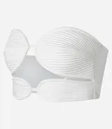 Top cropped blanco de crepé, sin breteles, con busto redondeado y cutout delantero.