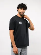 Remera de manga corta color blanco, con cuello redondo y logo de la marca estampado en color verde en el pecho.