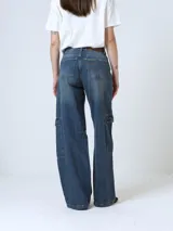 Pantalón de jean azul de corte wide leg con bolsillos cargo laterales.