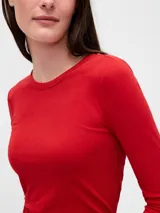 Remera de manga larga ajustada, confeccionada en tejido de punto acanalado con cuello redondo.