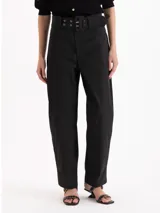 Pantalón Oslo de microfibra liviana color negro, de silueta amplia y tiro alto con cinturón incorporado con hebilla cuadrada y ojalillos metálicos.