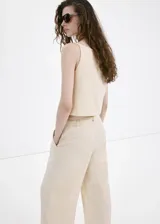 Top de lyocell color beige, diseño recto con escote cuadrado, sin mangas, tirantes finos y cierre frontal con botones.