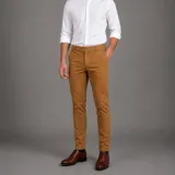 Pantalón chino de gabardina color tostado, con corte ajustado, bolsillos laterales y traseros, y cierre frontal con botón y cremallera.