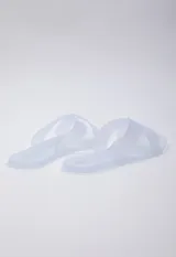 Sandalia chata de goma semi transparente color gris, con doble tira entrelazada sobre el empeine.