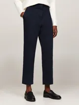 Pantalón chino azul marino de corte slim, con bolsillos laterales y traseros.