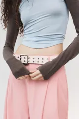 Pantalón ancho de tiro medio, color rosa pálido, con pinzas delanteras y bolsillos laterales y traseros.