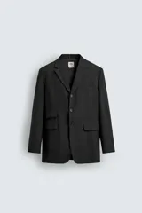 Blazer de corte relajado confeccionado en una mezcla de viscosa y lino. Presenta cuello con solapas de muesca, cierre frontal de tres botones, bolsillo de vivo en el pecho y tres bolsillos con solapa en la cadera. Incluye aberturas en la espalda y medio forro interior.