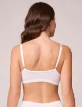 Bralette de microfibra color blanco, con diseño minimalista, escote en V y detalle de encaje en el borde superior. Cuenta con tirantes ajustables y una banda elástica inferior para mayor soporte.
