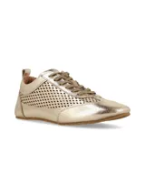 Championes estilo sneaker de color dorado con diseño perforado en los laterales, cordones al tono y suela plana.