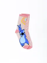 Pack de dos pares de medias de algodón con diseño de Stitch. Un par es de color rosa con arcoíris y el otro par es de color rosa con diseño de ondas.