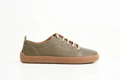 Zapatillas de cuero blanco con diseño minimalista, cordones al tono y suela de goma color suela con costura vista.