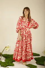 Vestido largo color blanco con estampado rojo, corte holgado, cuello mao y mangas 3/4 abullonadas.