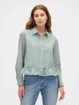 Camisa de manga larga con estampado de rayas verticales en color verde y blanco. Presenta cuello clásico, cierre frontal con botones y un detalle de volado en el ruedo.