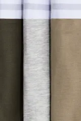 Pack de tres calzoncillos tipo trunk, confeccionados en punto elástico de algodón con tecnología Lycra® Xtra Life™. Incluye un par en color caqui, uno gris jaspeado y uno verde oliva, todos con cintura elástica blanca con franjas grises y verdes.