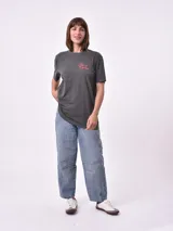 Remera violeta con cuello redondo y estampado frontal con la frase 'things between'.