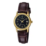 Reloj análogo Casio para mujer con caja redonda dorada y esfera negra. Presenta números arábigos dorados, manecillas doradas y ventana de fecha a las 3. La correa es de cuero marrón con textura de cocodrilo.