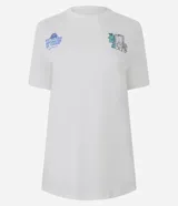 Remera de algodón color blanco, con cuello redondo y mangas cortas. Presenta un estampado en la espalda con diseño de puertas de la película Monsters Inc. y el texto 'We scare because we care!'.