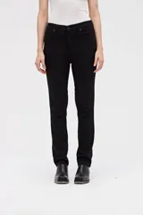 Jean de tiro medio con corte ajustado desde la cintura hasta los tobillos, diseñado para realzar la silueta.