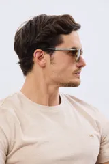 Lentes de sol polarizados con armazón marrón translúcido y diseño cuadrado.
