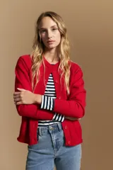 Cardigan de tejido de punto color rojo, con cuello redondo, cierre frontal de botones al tono y puños acanalados.