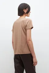 Remera color tostado melange, de corte clásico y escote redondo.