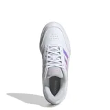 Championes urbanos Adidas Courtblock Bold para mujer, de color blanco con diseño de plataforma. Presentan las icónicas tres tiras laterales con un acabado iridiscente y logo en la lengüeta en tono rosado.