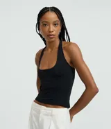 Blusa negra de frente única con escote cuadrado y bretel ajustado en el cuello, confeccionada en microfibra con un toque suave y caída leve.